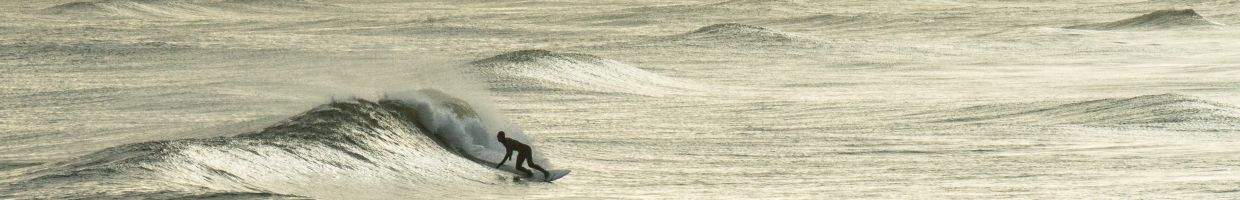 https://easyads.biz/wp-content/uploads/2022/02/A-lone-surfer-in-Montauk-New-York.jpg