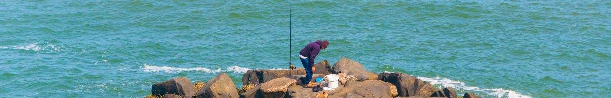 https://easyads.biz/wp-content/uploads/2022/02/A-stone-wave-break-in-the-Atlantic-Ocean-at-Atlantic-city.jpg