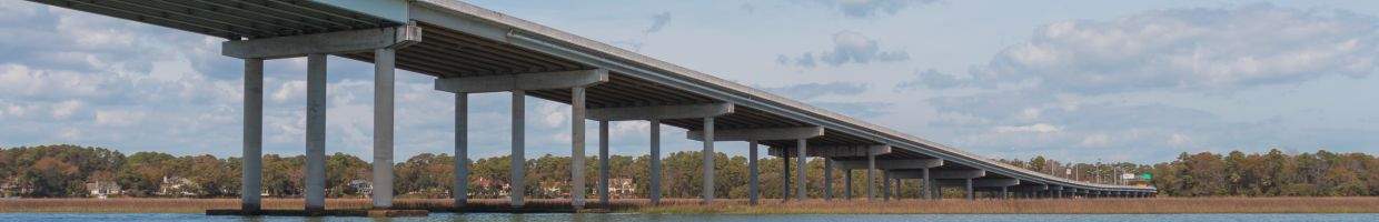 https://easyads.biz/wp-content/uploads/2022/02/Beautiful-long-concrete-beam-bridge-of-Hilton-Head-Island-South-Carolina.jpg