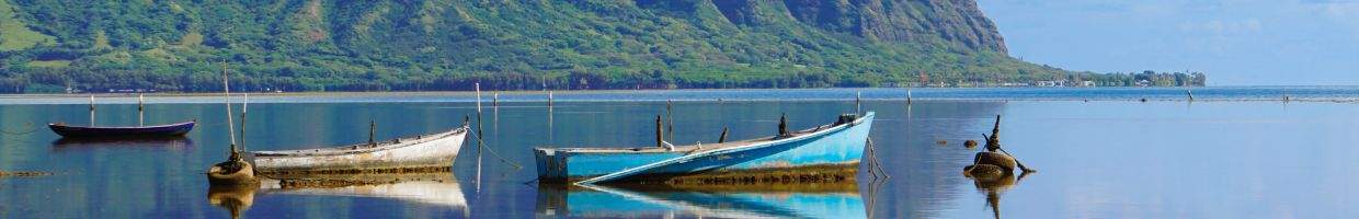 https://easyads.biz/wp-content/uploads/2022/02/Kaneohe-Bay-Creates-a-Reflection-on-the-Mountains-and-Old-Boats.jpg