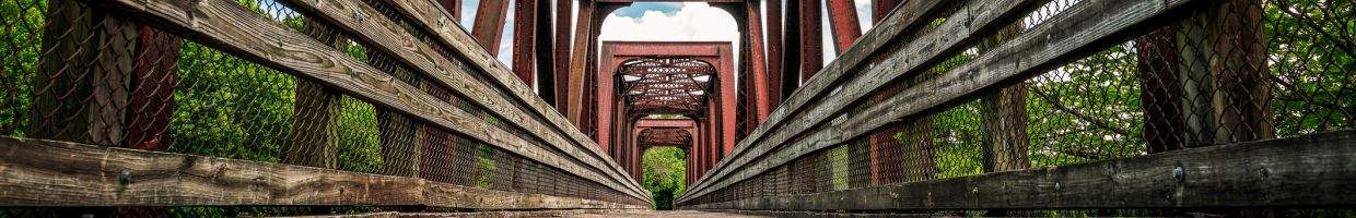 https://easyads.biz/wp-content/uploads/2022/02/Lynchburg-old-train-tracks-and-bridges-converted-into-a-pedestrian-path.jpg