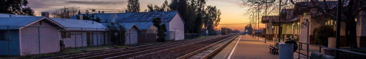 https://easyads.biz/wp-content/uploads/2022/02/Train-platform-Merced-California.jpg