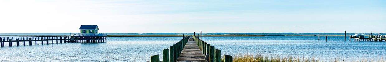 https://easyads.biz/wp-content/uploads/2022/02/Wooden-pier-in-Chincoteague-Bay-Virginia.jpg