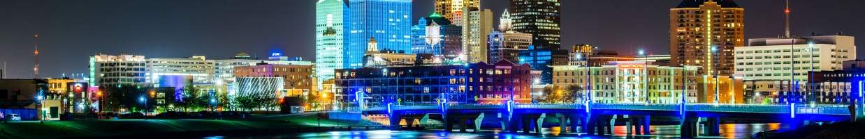 https://easyads.biz/wp-content/uploads/2022/03/Des-Moines-has-reflections-at-Night.jpg