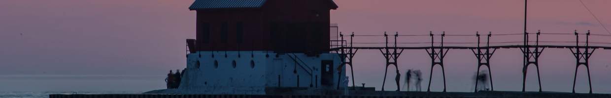 https://easyads.biz/wp-content/uploads/2022/03/Grand-Haven-Pierhead-Lighthouse-at-Sunset.jpg