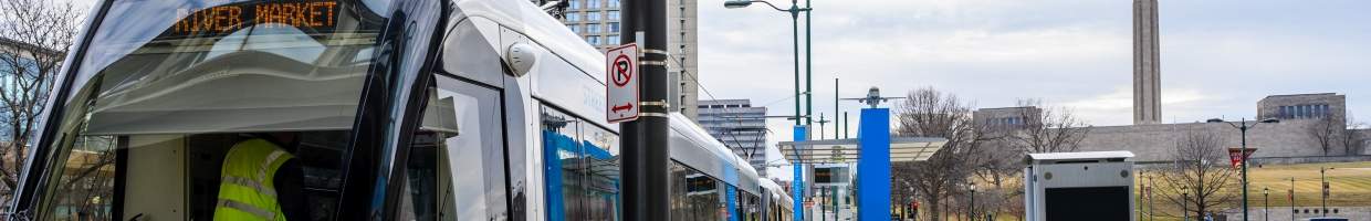 https://easyads.biz/wp-content/uploads/2022/03/Kansas-City-Missoui-Streetcar-at-Liberty-Memorial.jpg