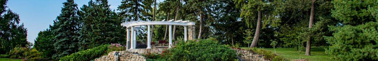 https://easyads.biz/wp-content/uploads/2022/03/Pergola-and-Pond-in-Como-Park-in-Saint-Paul-Minnesota.jpg