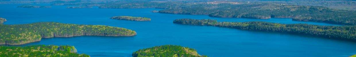 https://easyads.biz/wp-content/uploads/2022/03/Pinnacle-Mountain-with-lake-in-Little-Rock-Arkansas.jpg