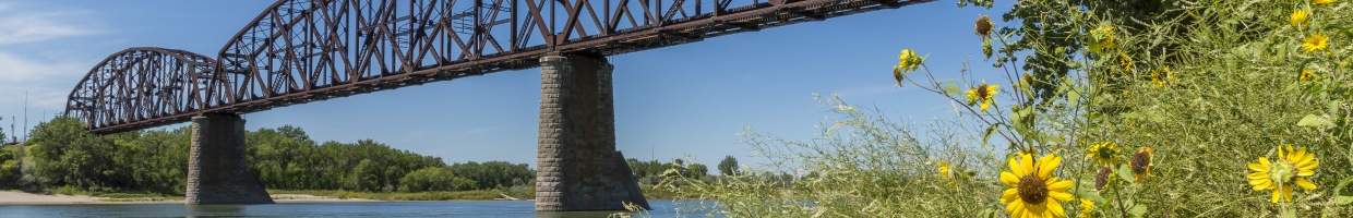 https://easyads.biz/wp-content/uploads/2022/03/Railroad-Bridge-crossing-the-Missouri-River.jpg