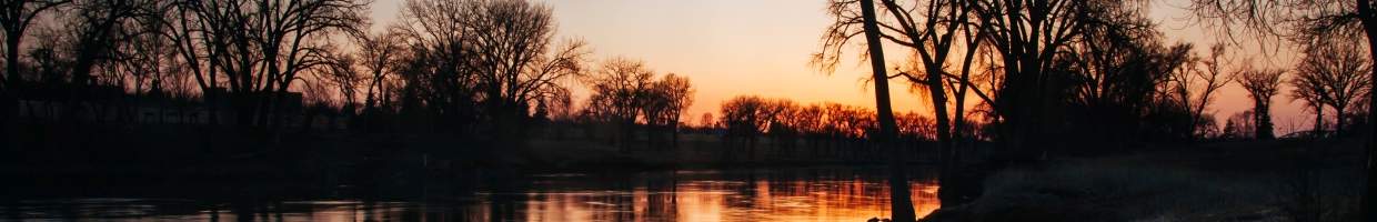 https://easyads.biz/wp-content/uploads/2022/03/The-idyllic-Red-River-in-Grand-Forks-at-sunset.jpg
