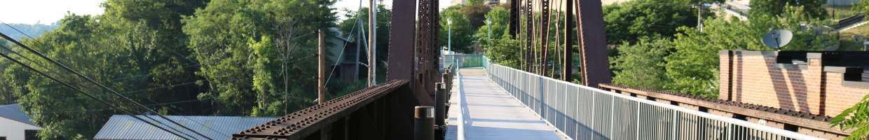 https://easyads.biz/wp-content/uploads/2022/03/Walking-Bridge-downtown-Clarksville-Tennessee.jpg